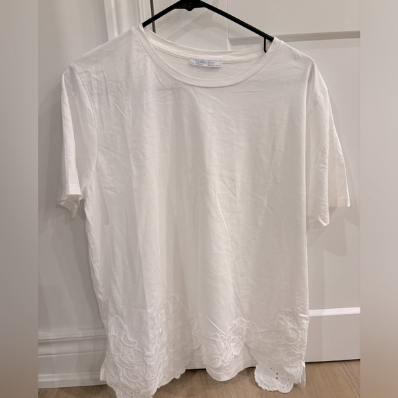 Ladies Size XL Zara White Tshirt With Embroidered Bottom - NWOT - Picture 1 of 4